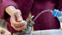 Turister fick höra om ett enkelt sätt att spara pengar när de köper vatten på flygplatsen